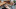 Egy nő tablettát tart a kezében