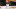 jeges víz asztalon, melybe citromot cseppentenek