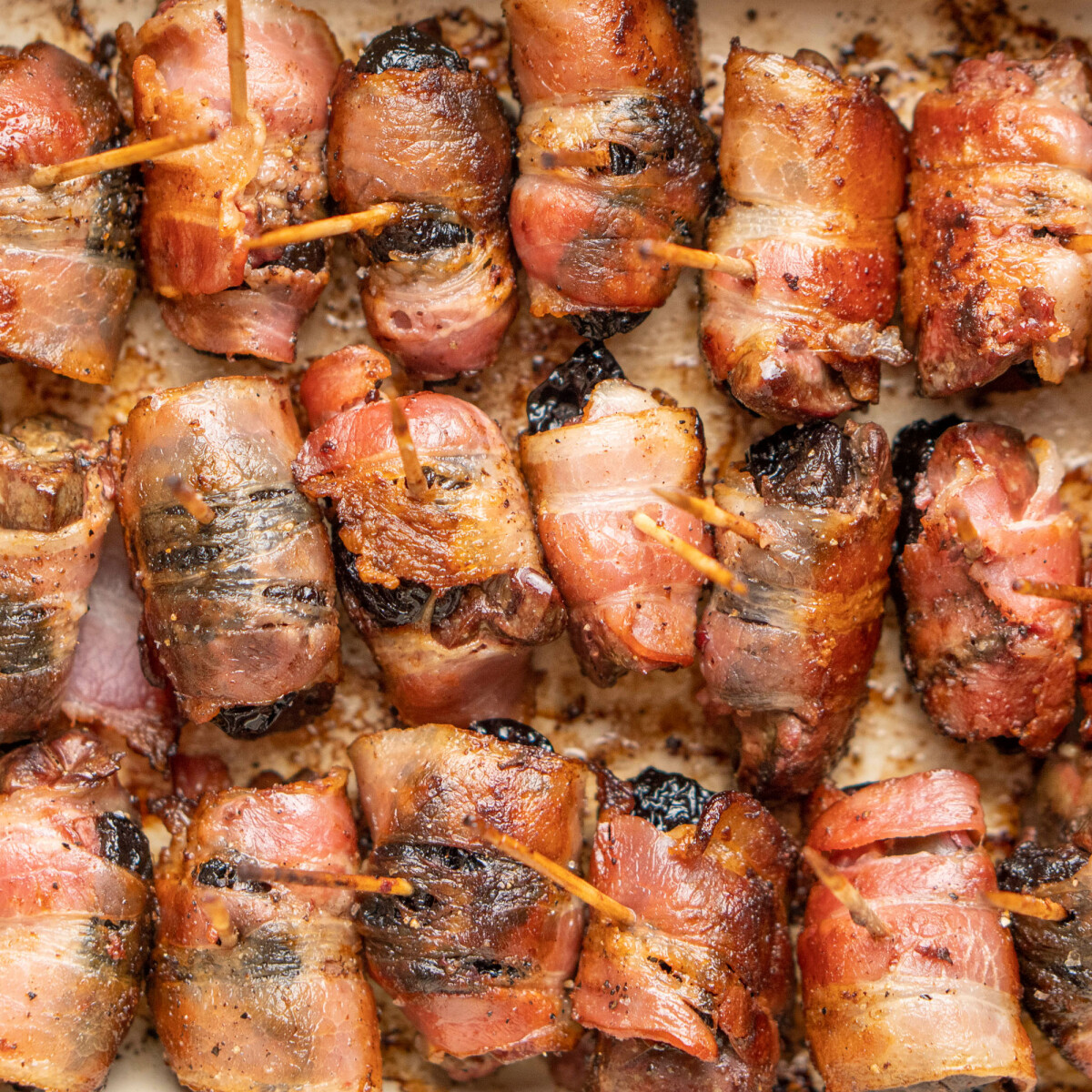 Kívül bacon, belül szilva – csirkemájas partifalatka karácsonyra
