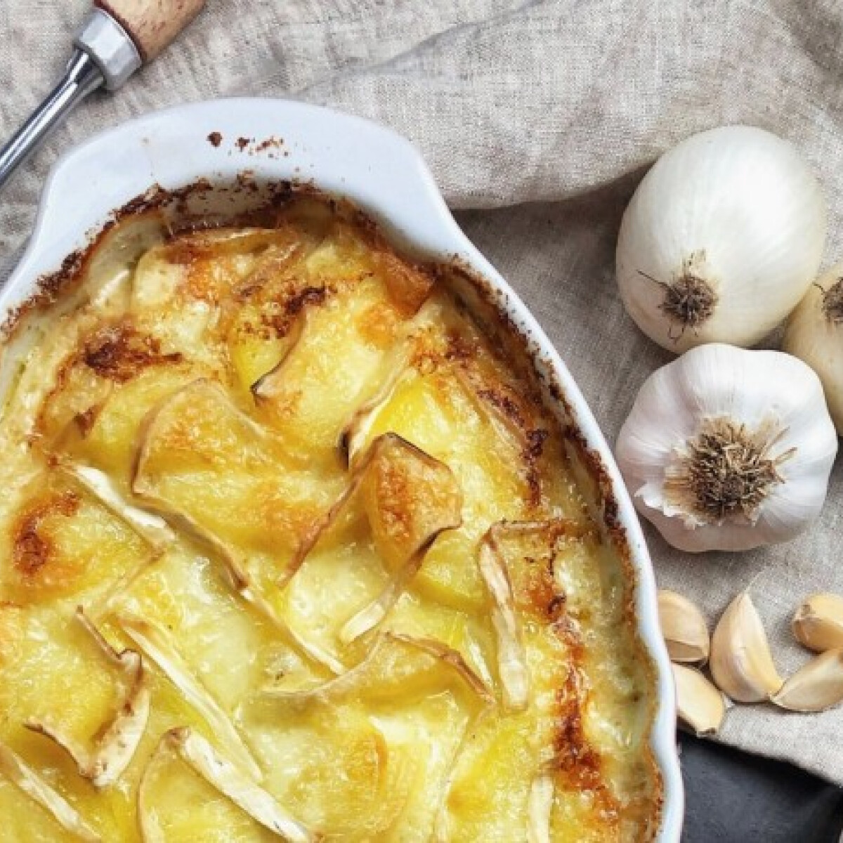 Ilyen a rakott krumpli, ha a franciák készítik – krémes, sajtos és nagyon-nagyon szaftos