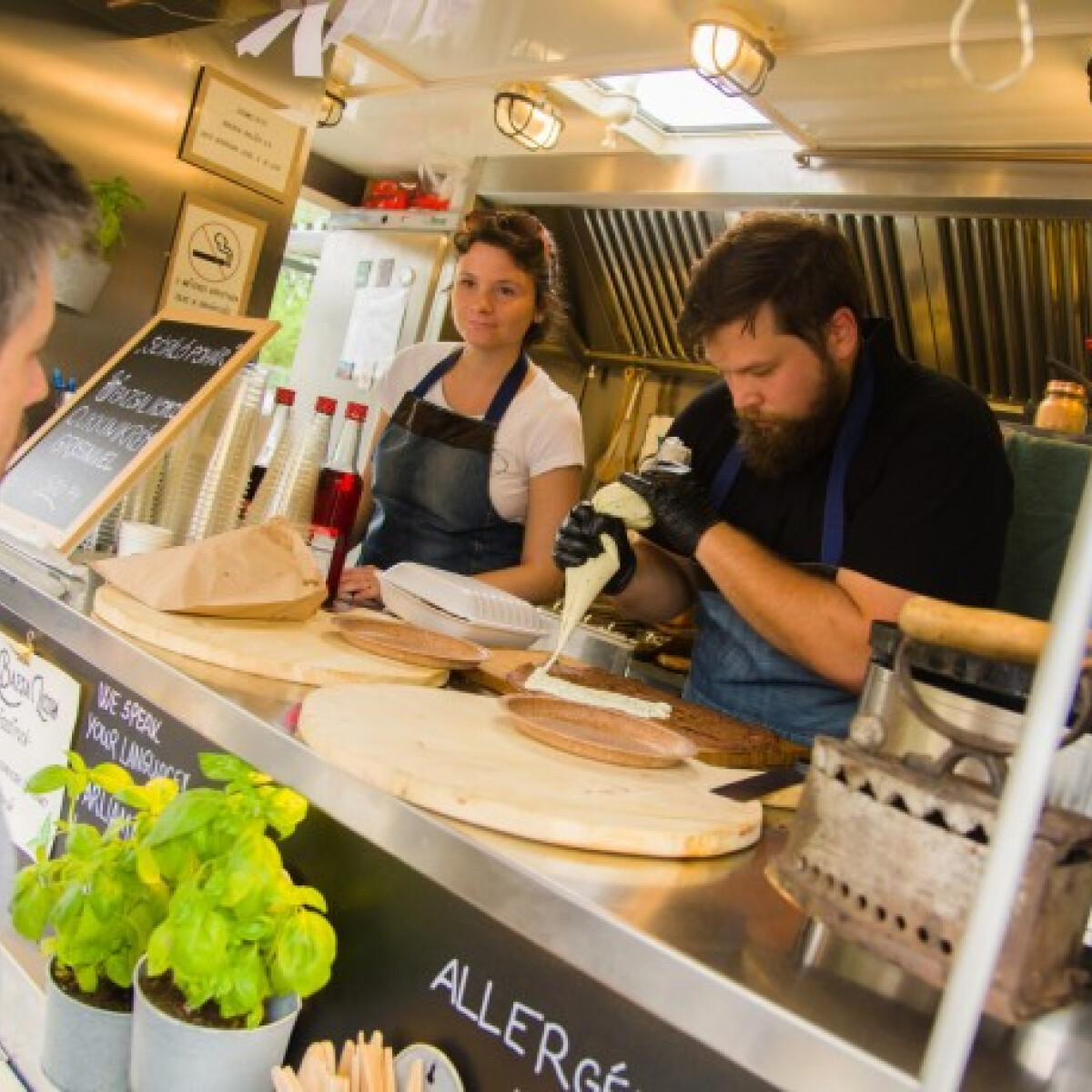 Lehorgonyzott a BazsaLicom – Ha Balatonfüreden jársz, a díjnyertes Food Truck bisztróját nem hagyhatod ki!