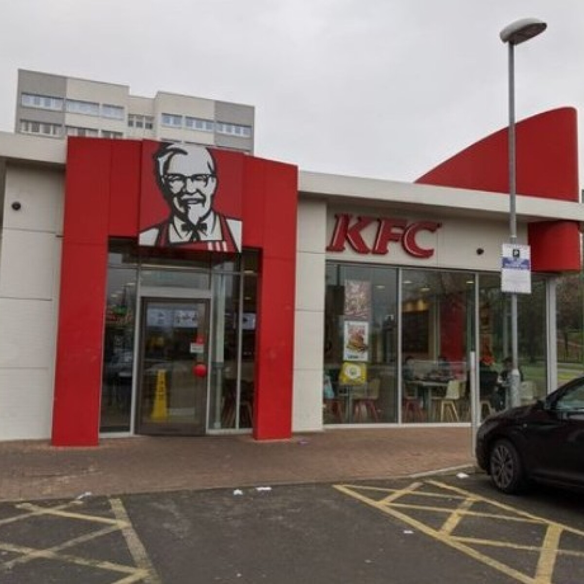 Az egyik KFC étterem kerítéssel védekezik az erőszakos vendégek ellen