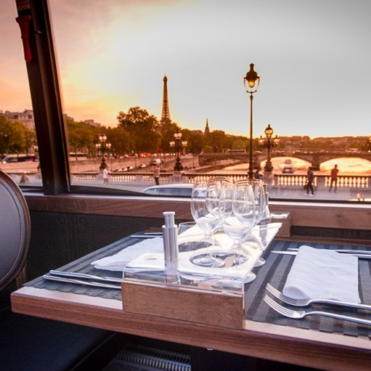 Gurulj végig Párizson egy luxus étterembusszal!