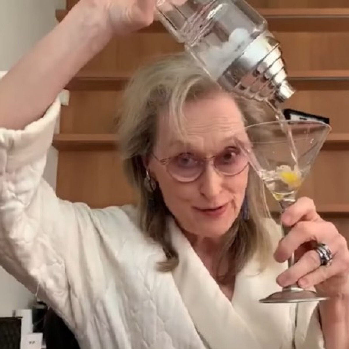 Meryl Streep köntösben, kócos hajjal húzza meg a whiskys üveget a karanténban