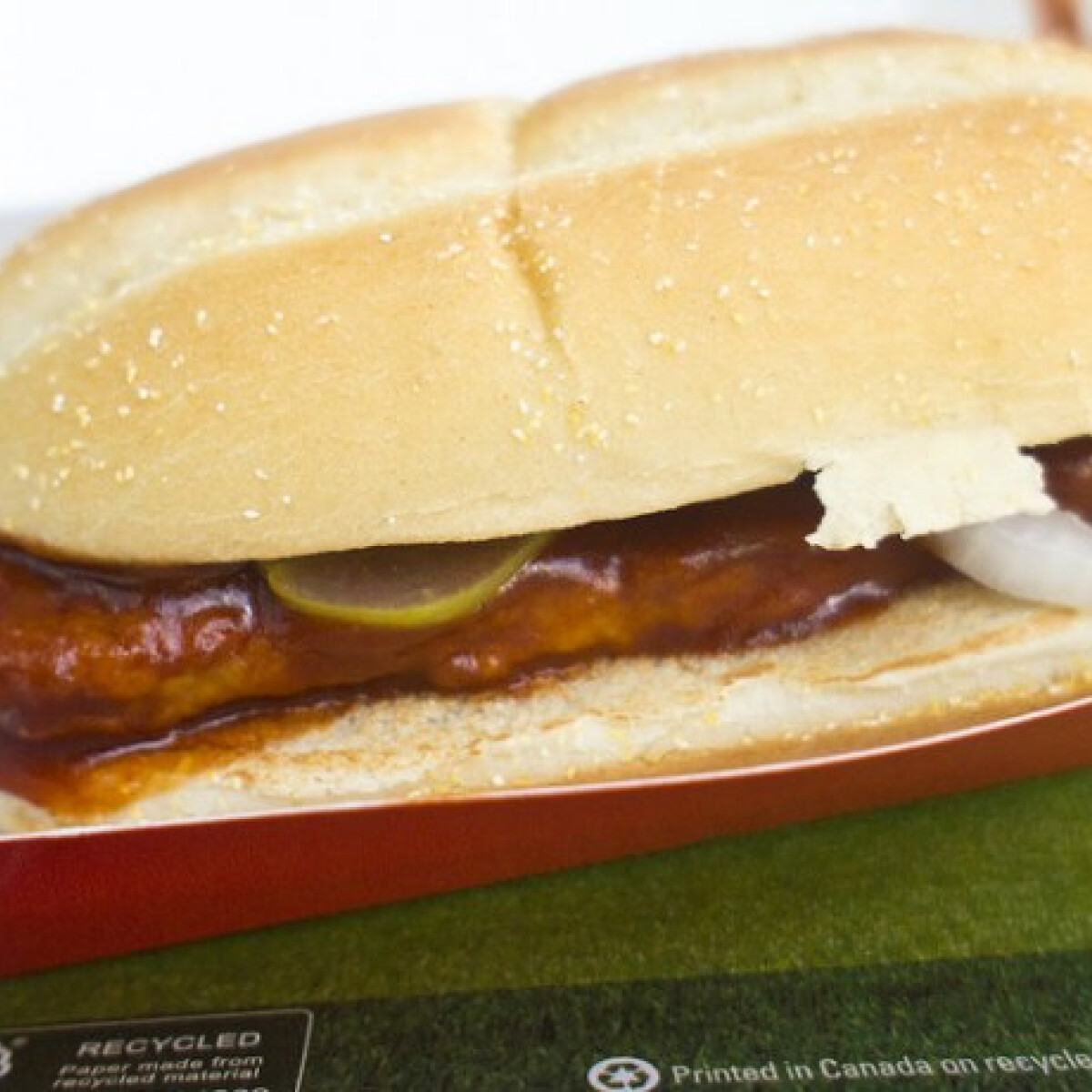Kiderült: pontosan így készül a McRib-szendvics!