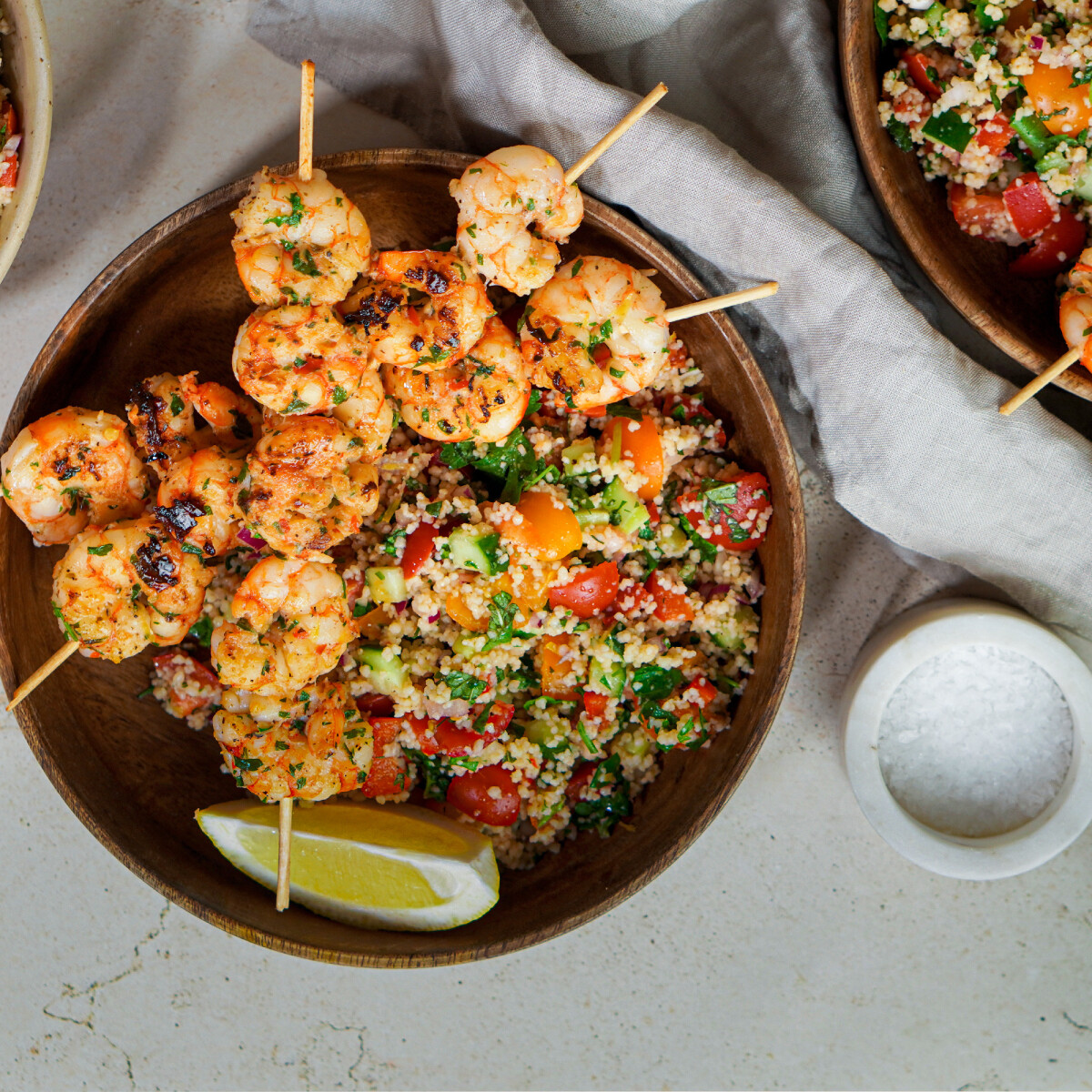 Közel-keleti grillvacsora: vibrálóan színes tabbouleh-saláta grillezett ráknyársakkal – ennéd vagy ennéd?