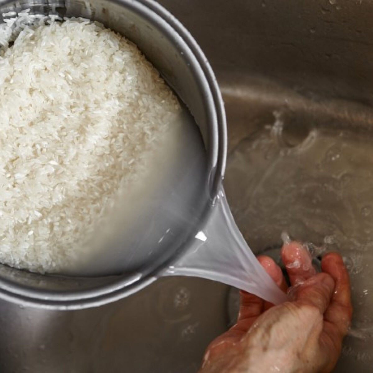 Így használd takarításra a vizet, amiben átöblítetted a rizst!