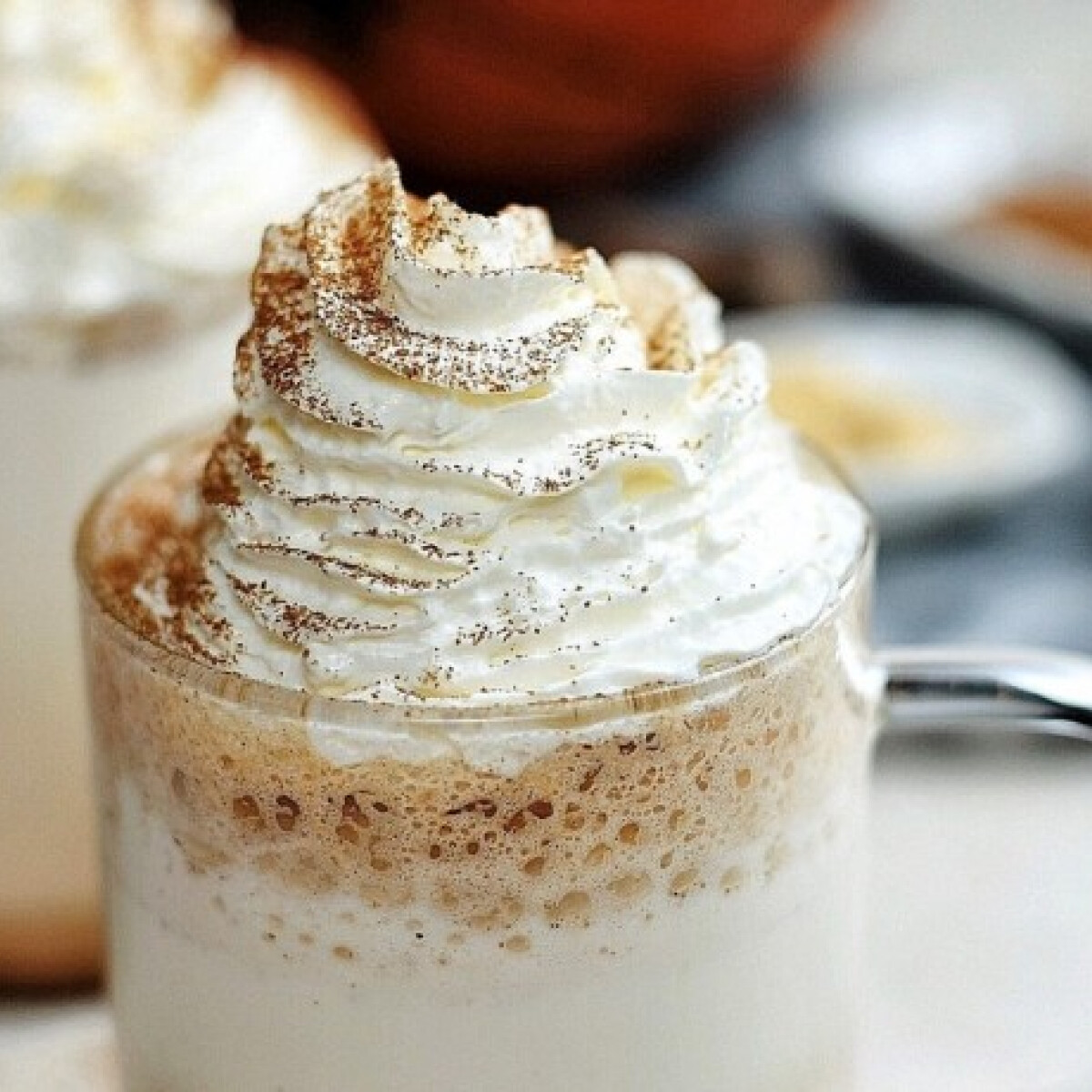 Milliók imádják, de mégis mi a fenétől olyan jó a sütőtökös kávé? – Pumpkin Spice Lattét készítettünk