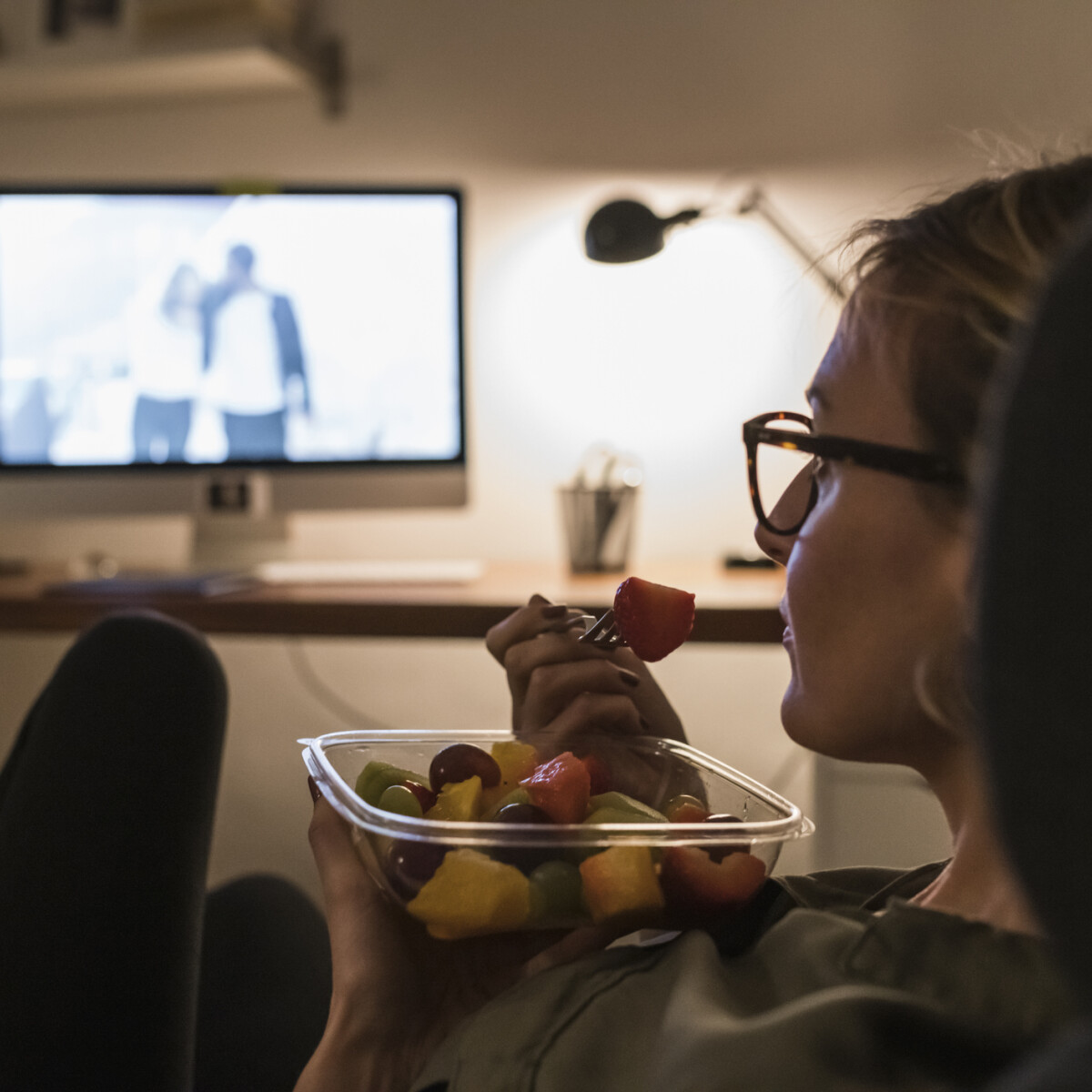 Ezért ne egyél soha tévézés közben