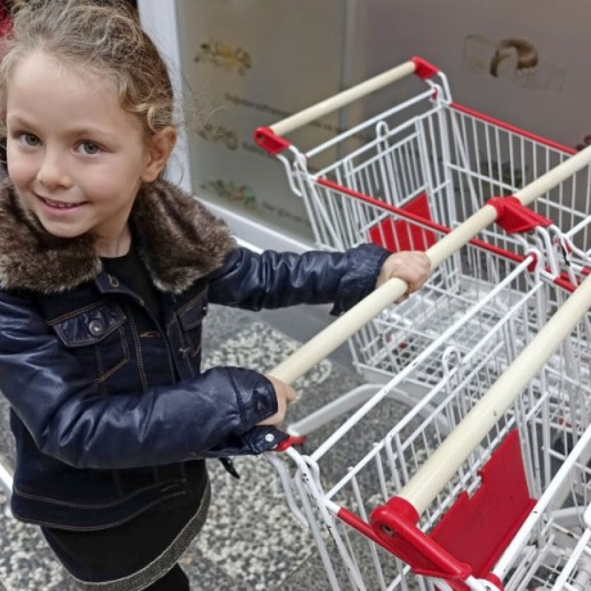 5 dolog, amit a gyerekünk csinálhat, amíg mi vásárolunk - mert a bevásárlókocsi tologatása már elég unalmas