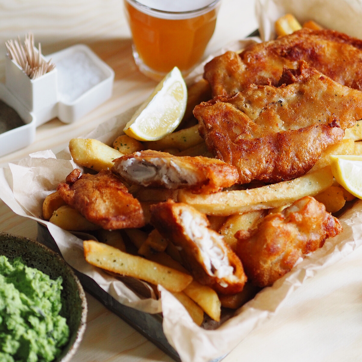 Fish and chips, a brit rántott hal, ami sörbundában, borsópürével kényeztet