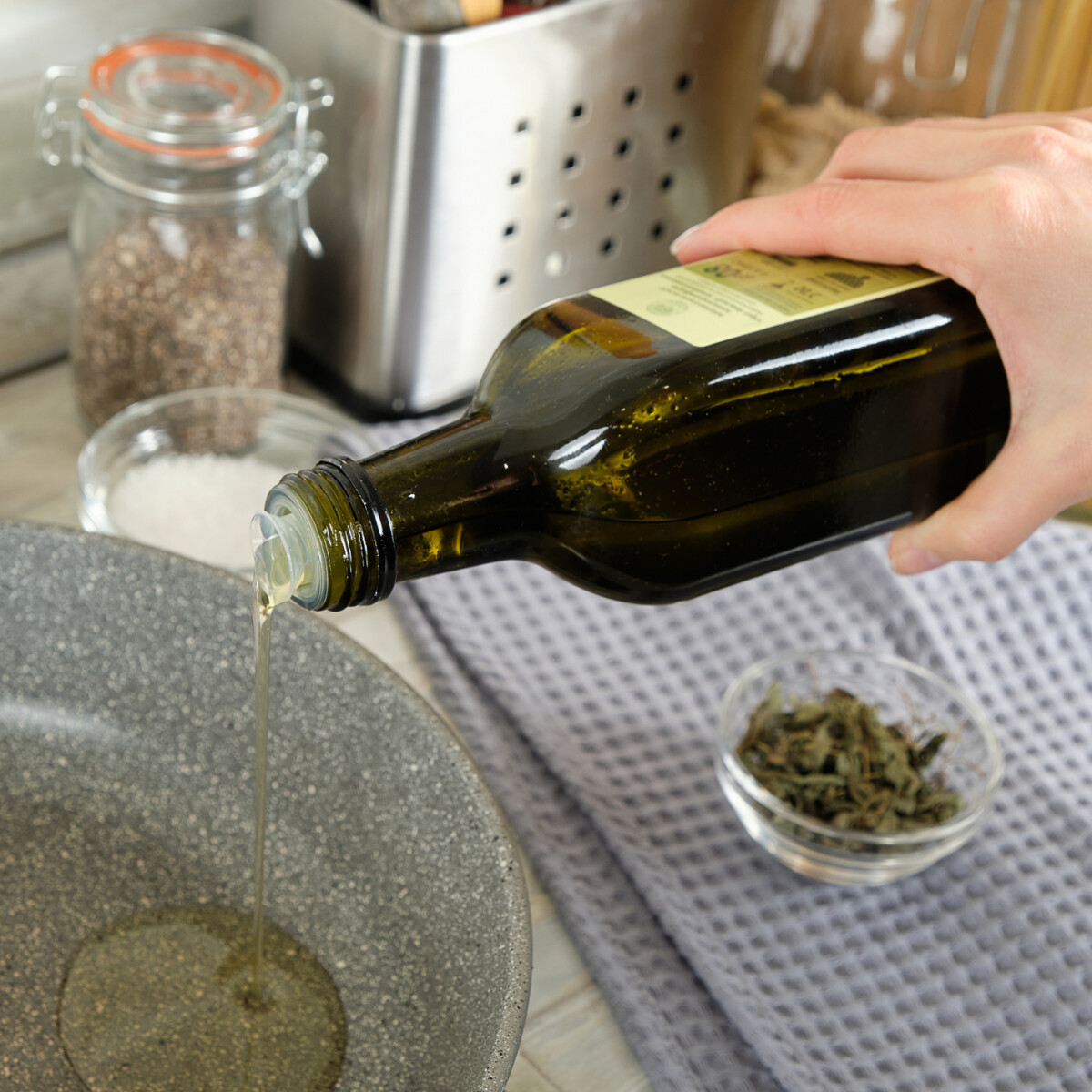 Te tudtad, miért kell sötét üvegben tárolni az olívaolajat?