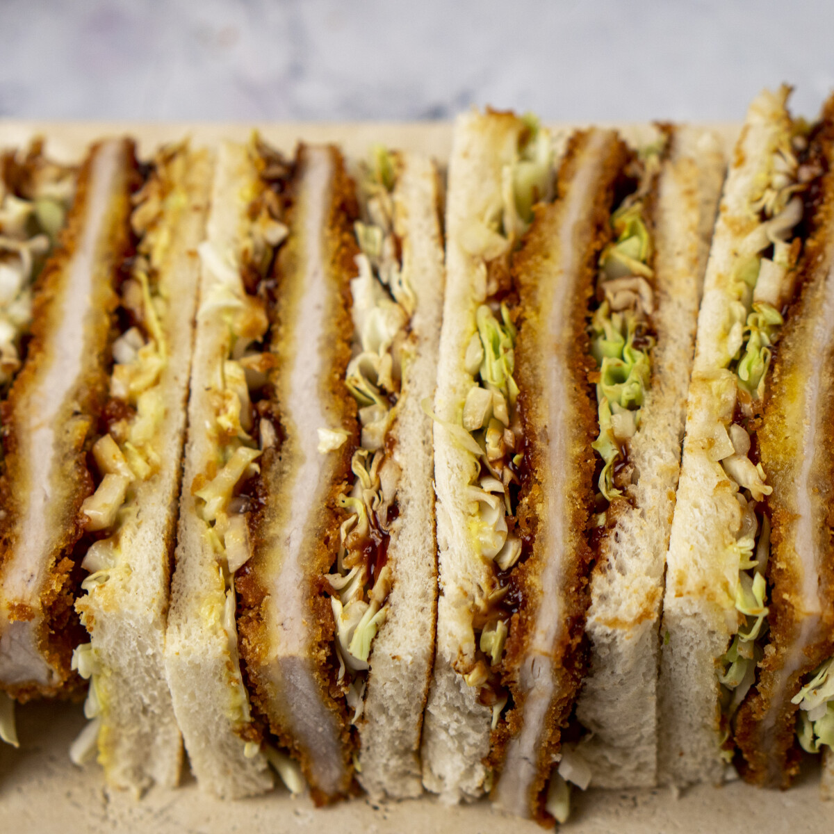 Íme a Katsu Sando, a japánok rántott húsos szendvicse, mely a szósztól isteni!