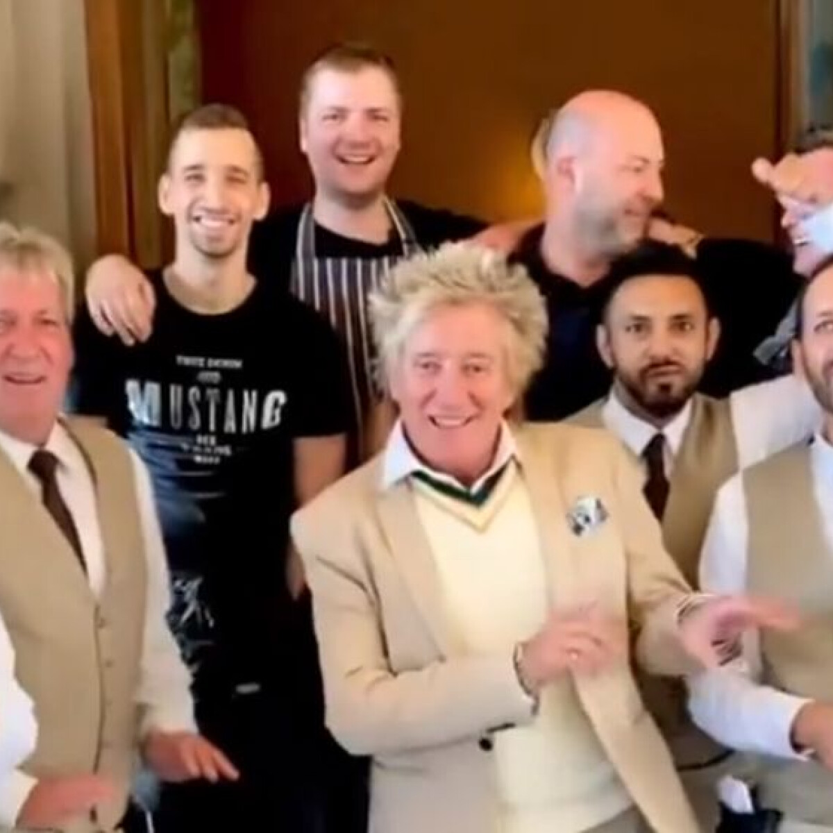 Irtó cuki dolgot tett Rod Stewart egy magyar étteremben – videó!