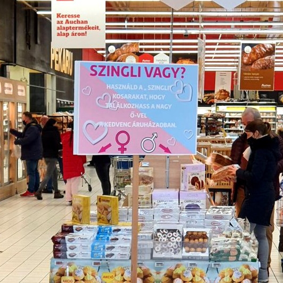 Párkereső szinglikosarakkal támad a csömöri Auchan – elvennéd vagy nem?