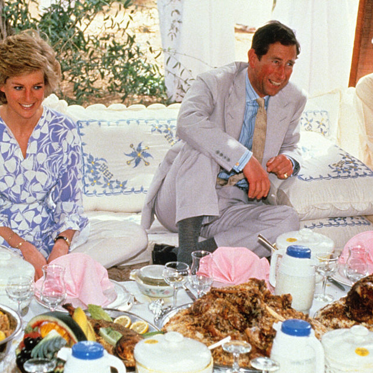 Elárverezik Diana és Károly 40 éves esküvői tortájának egy szeletét