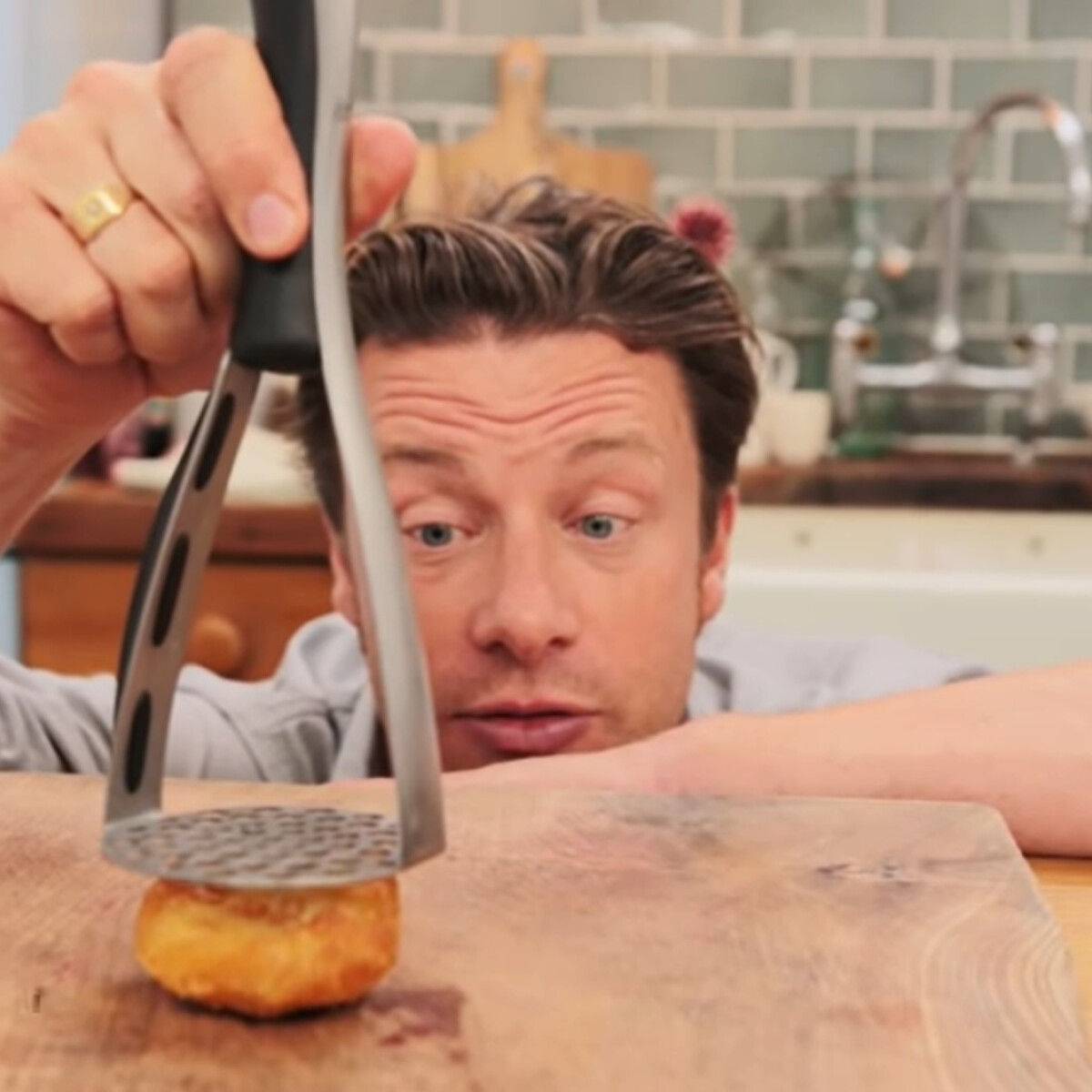 Jamie Oliver titka a tökéletes, ropogósan omlós sült krumplihoz