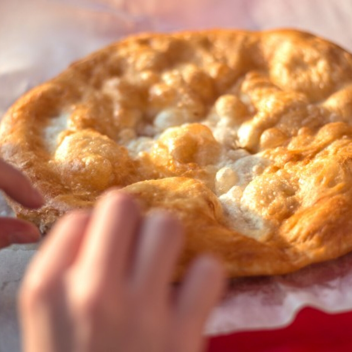 800 forintos lángos, 570 forintos hekk - megnéztük, ennyiért ehetsz a Velencei-tónál