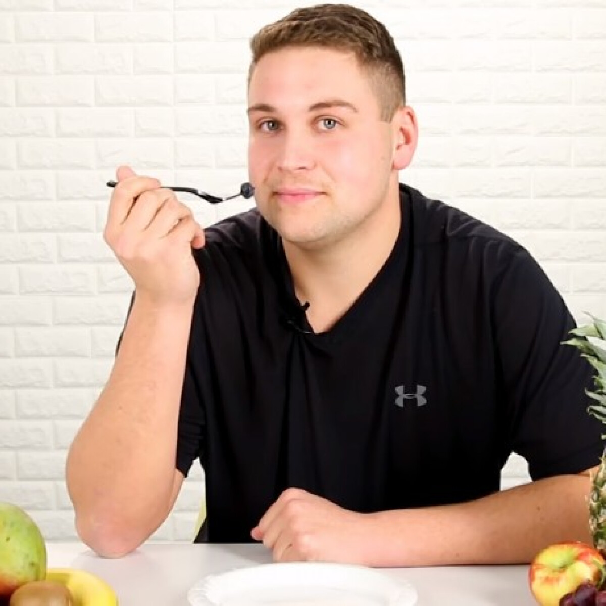 Ez a srác még sosem evett gyümölcsöt - így reagált az áfonyára és a kivire