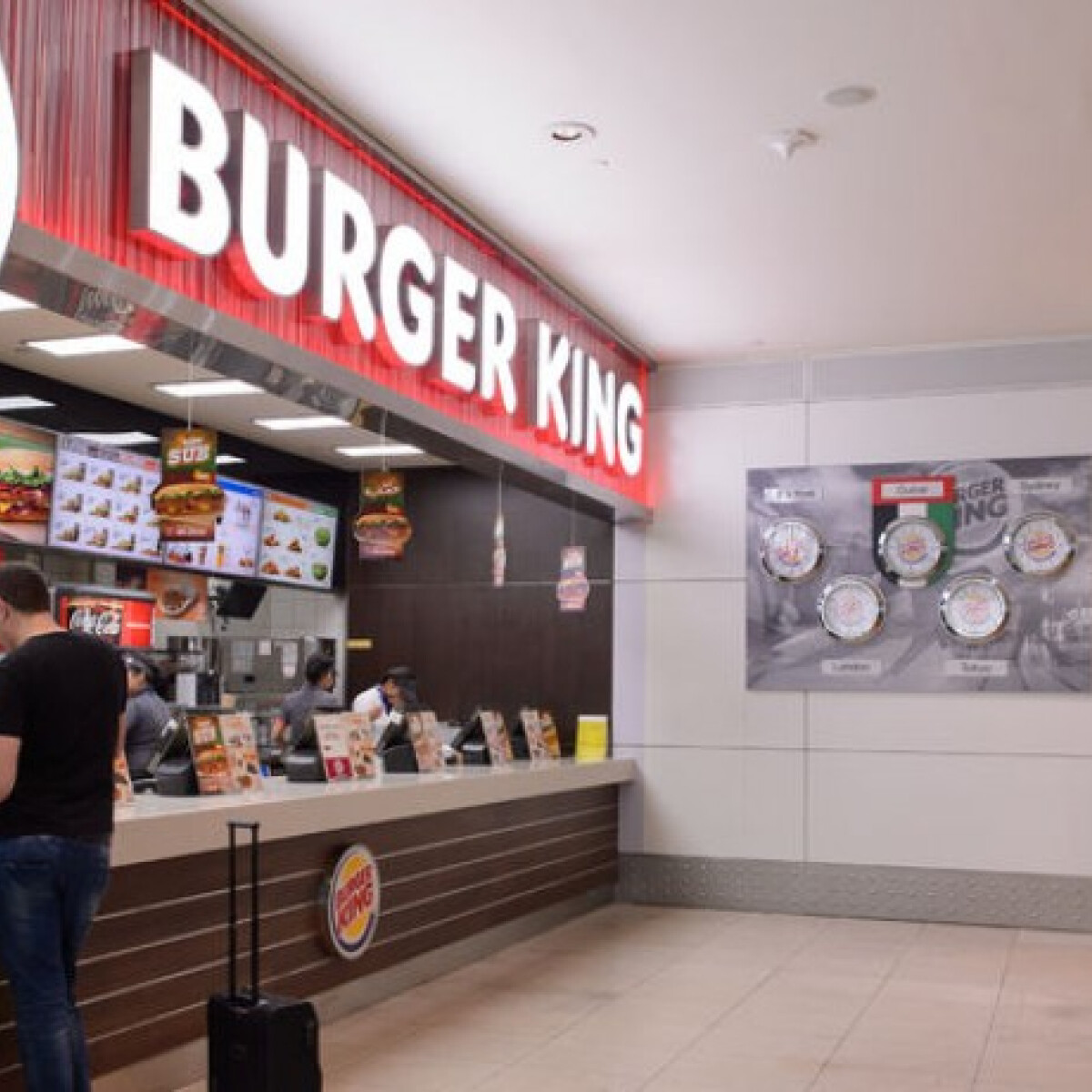 Ennyit keresnek a Burger King dolgozói havonta - már a pultoknál és a tálcákon csábítják az új munkatársakat