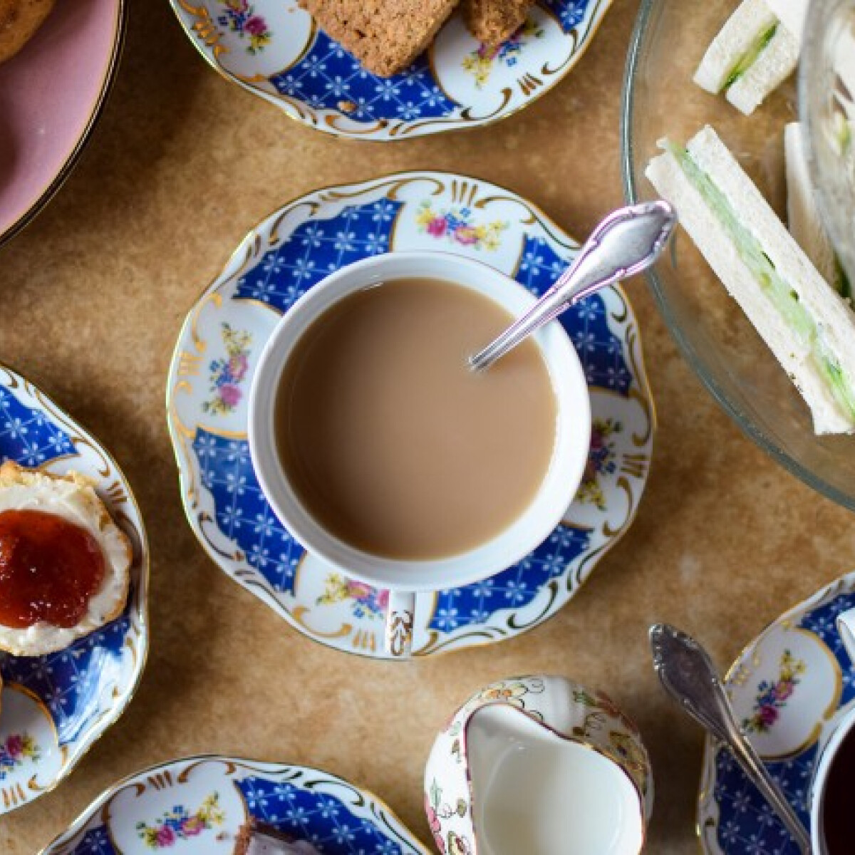 Te tudod, mi is pontosan az ötórai tea? Így lett a brit szofisztikáltság csimborasszója