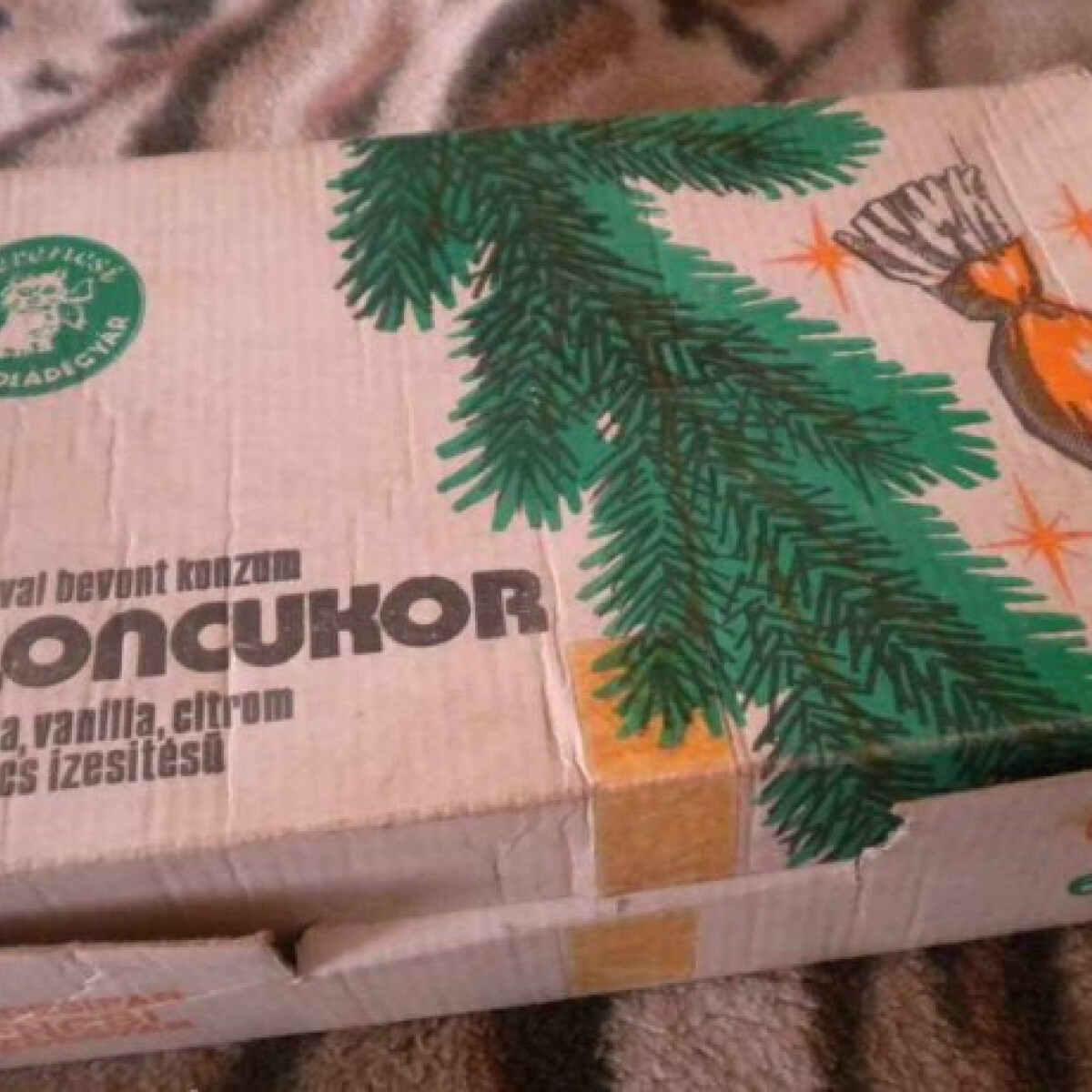 Konzum szaloncukor, habcsók és az elnyűhetetlen izzósor - Így nézett ki a karácsonyfánk a ’80-as években
