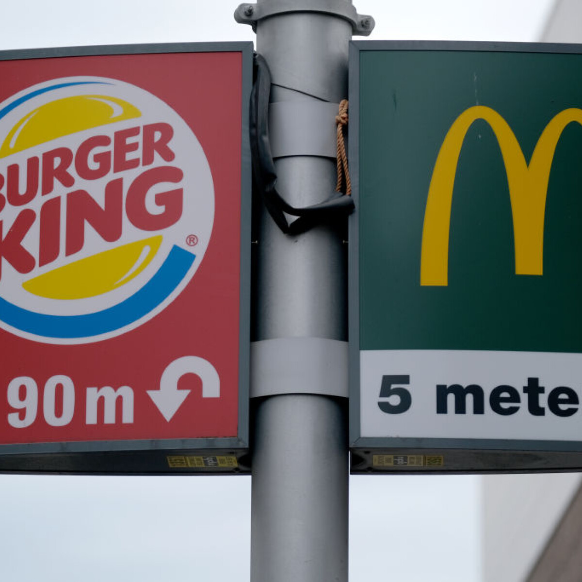 Kiderült, mennyi pénzt keresnek a Meki és a Burger King dolgozói