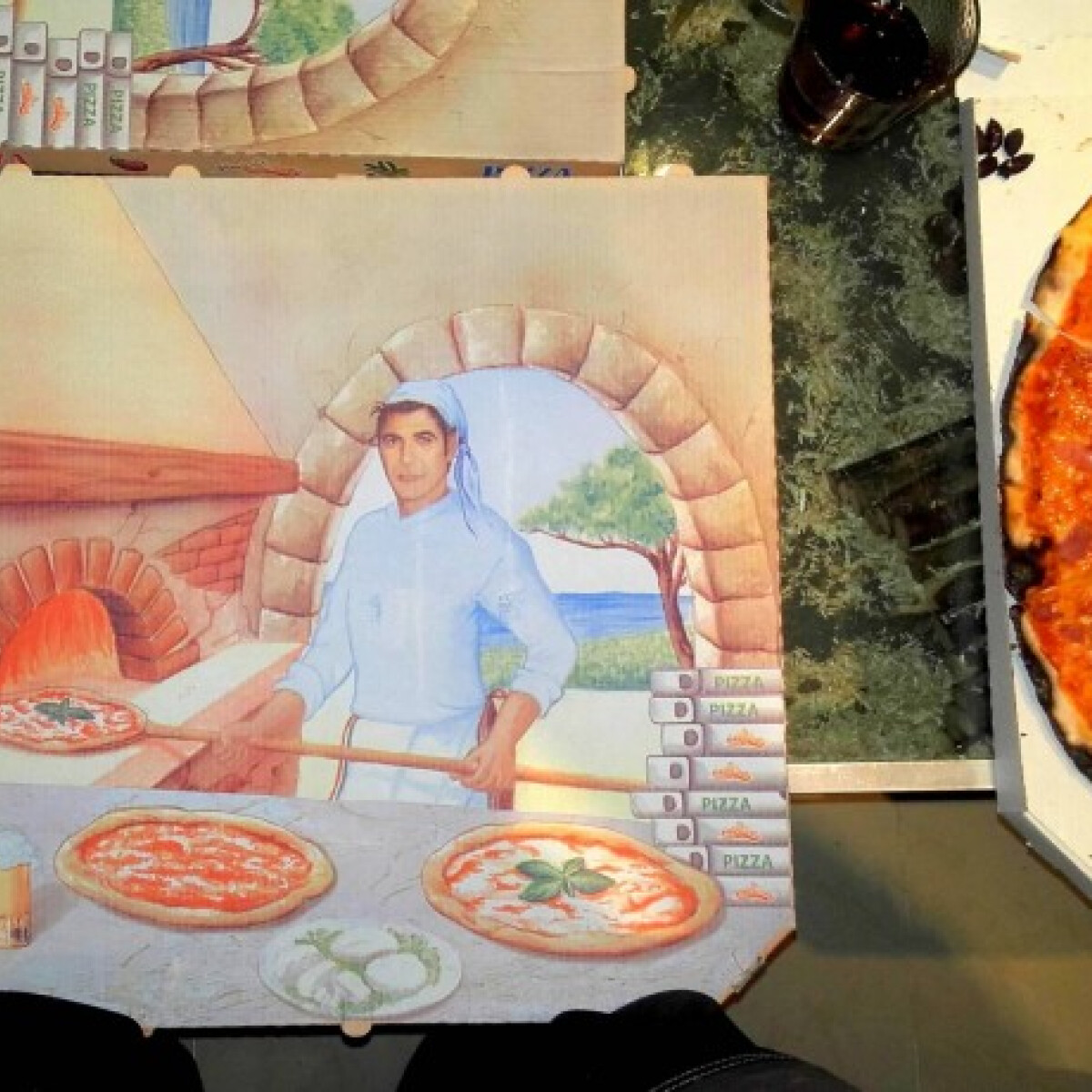 Amire mindig tudni szeretted volna a választ: Hogyan került George Clooney a pizzásdobozra?