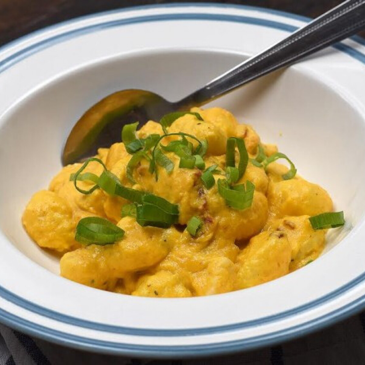 Mit főzzek ma? Szerdán brokkolikrémleves, sütőtökös-csirkemelles gnocchi és narancsos tejbegríz vár