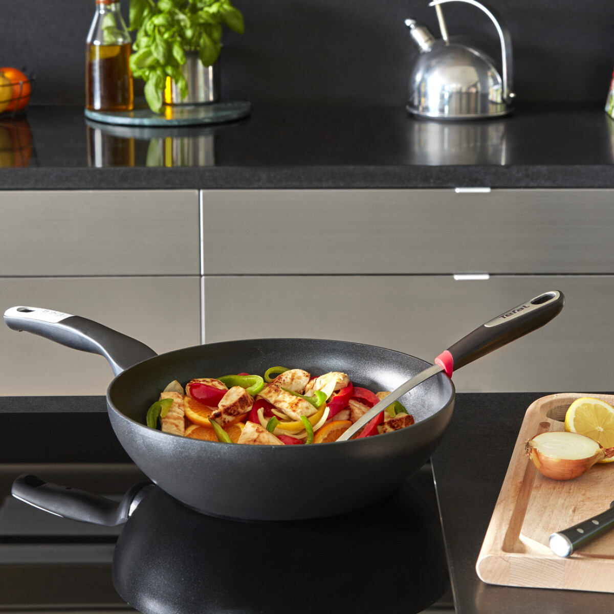 Tapadásmentes serpenyö – ez a Tefal, immár 65 éve