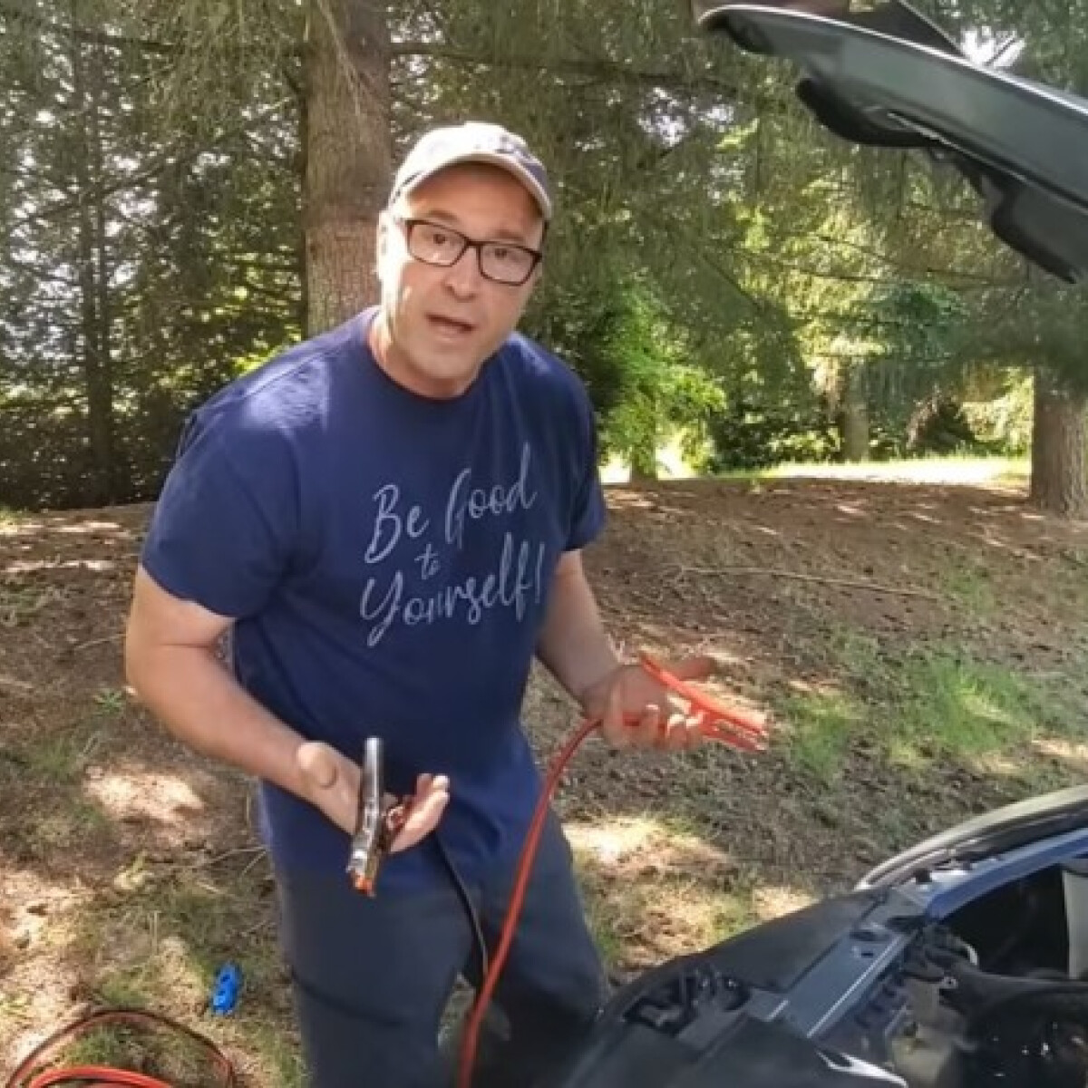 Apa nélkül nőtt fel, most fiataloknak készít videókat a háztartási munkákról ez a férfi
