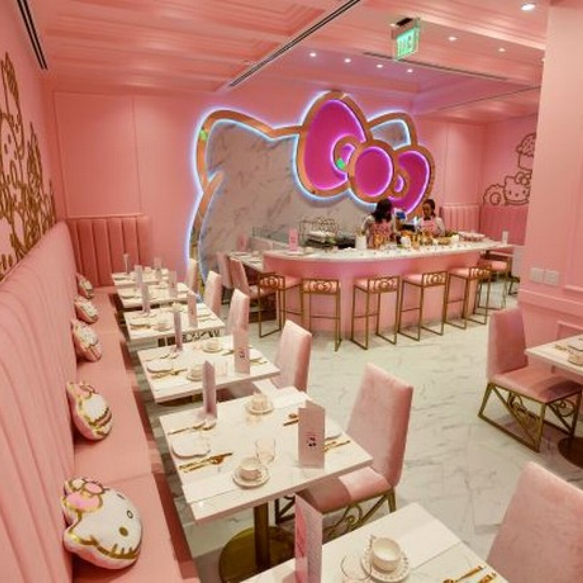 Hello Kitty kávézó nyílt Kaliforniában – cukortúladagolás a masnis cica rajongóinak