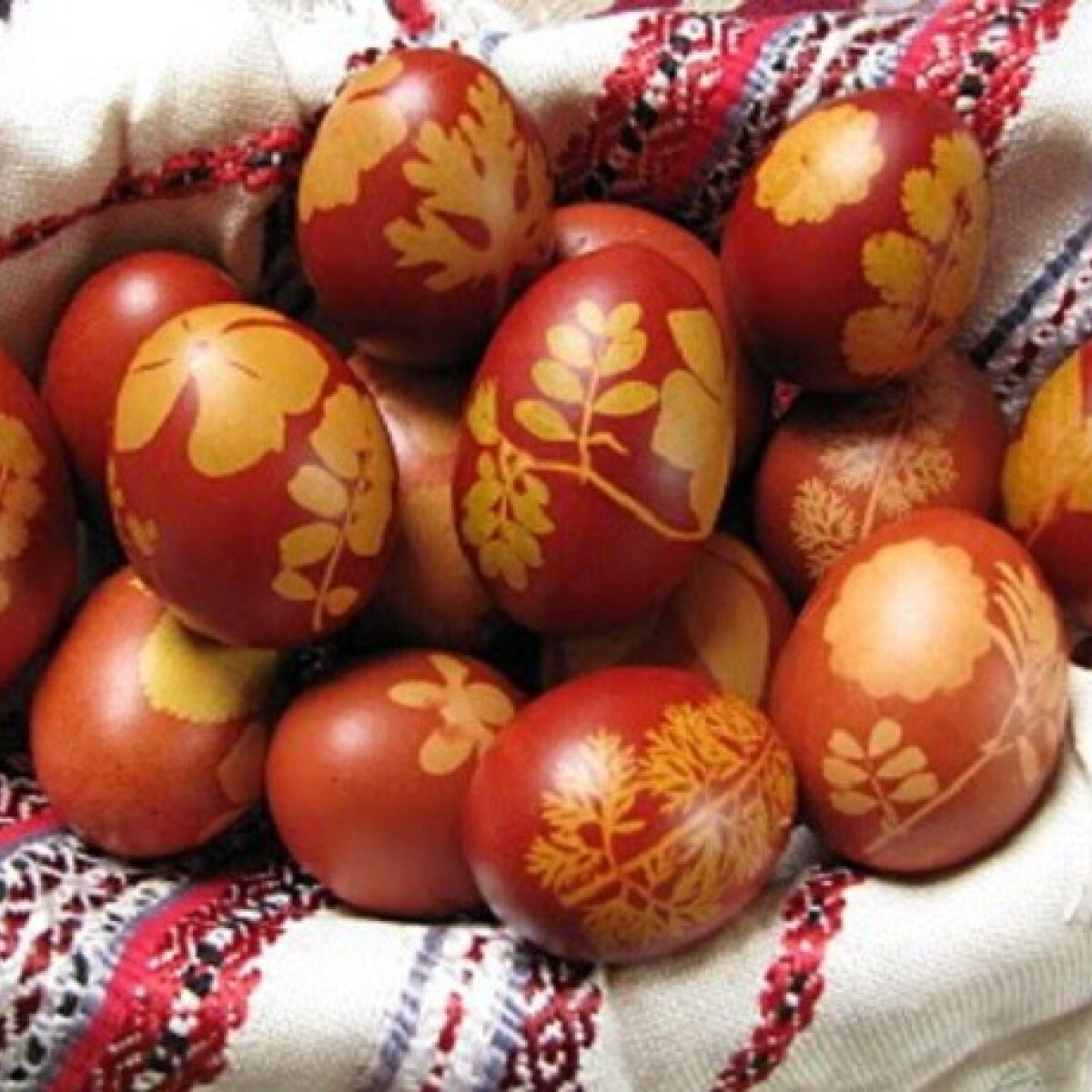 Így ünnepeltük a húsvétot a ’80-as években: szalonnabőrtől fényes tojások és kegyetlenül erős locsolókölnik