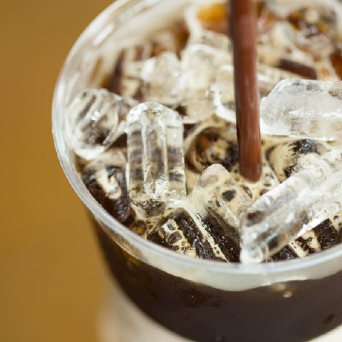 Össztűz alatt a Starbucks és a Costa Coffee a baktériummal fertőzött jég miatt
