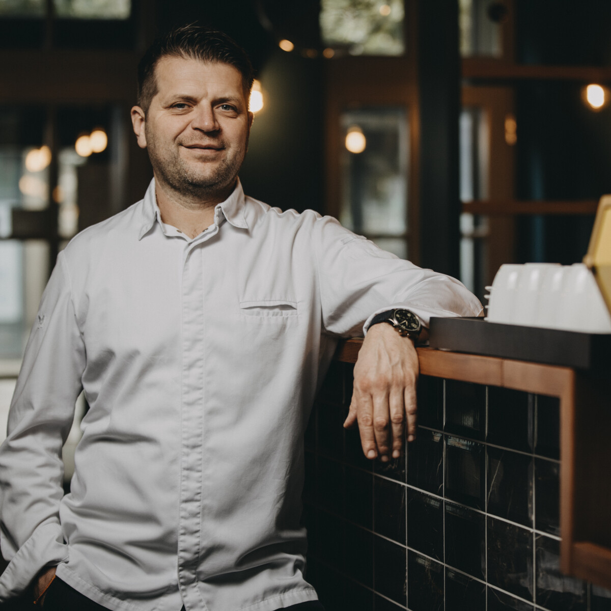 „Ennek az igazi, őszinte vidéki konyhának az alapjaira tanítottak meg” – interjú Barna Ádámmal, az esztergomi Bistro42 séfjével