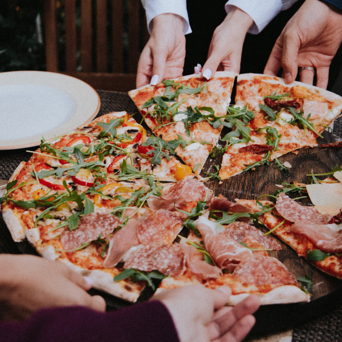 Nem csak egy dologra használható a pizzába szúrt háromszög