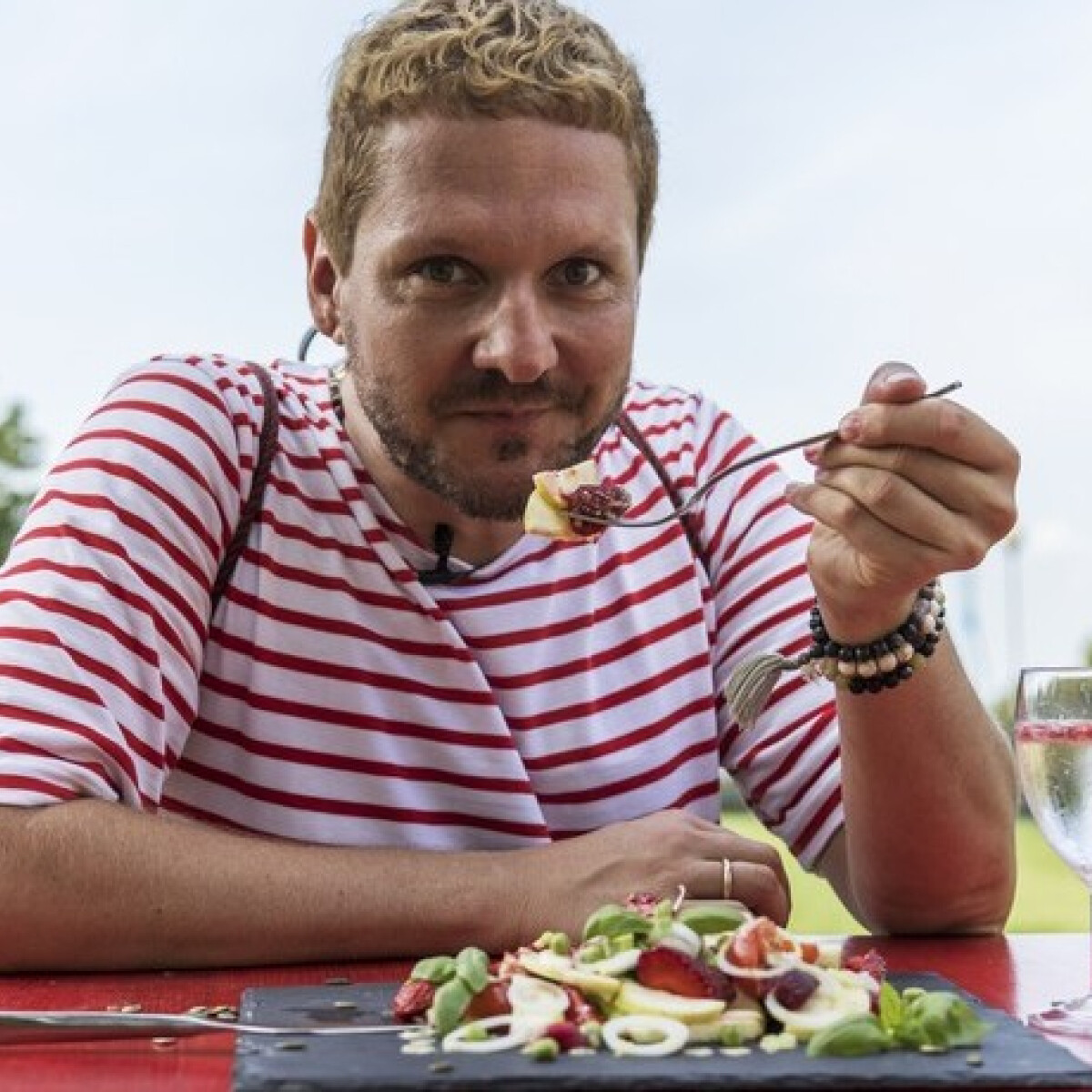 Nézd meg, ahogy Lakatos Márk egy bolondok házában készíti el élete salátáját!
