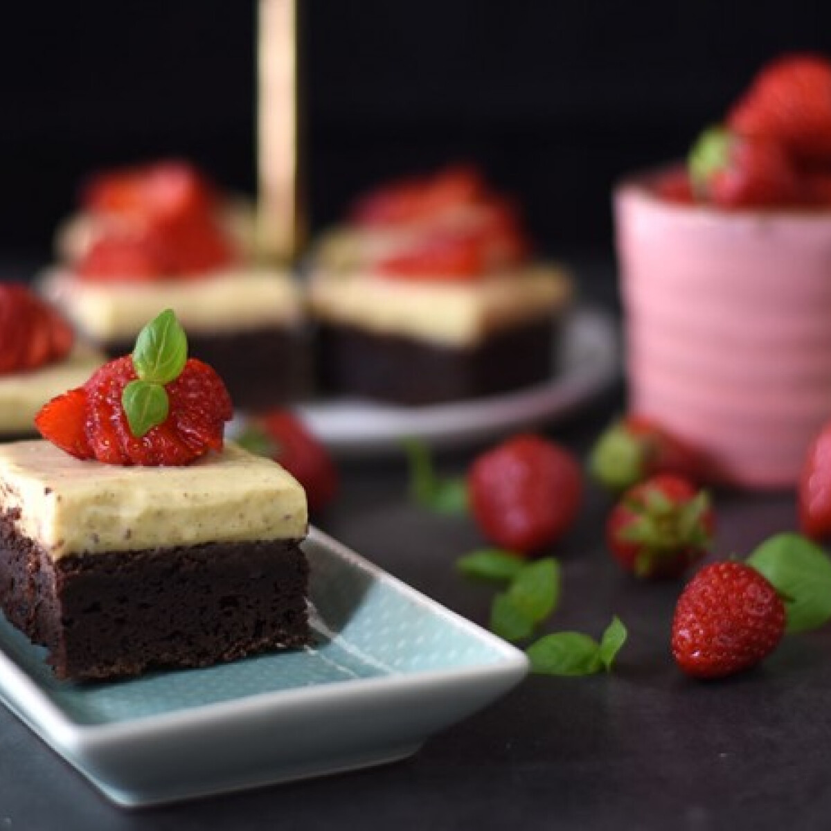Vaníliakrémes-epres brownie - Pofonegyszerű klasszikus az eperszezon végére