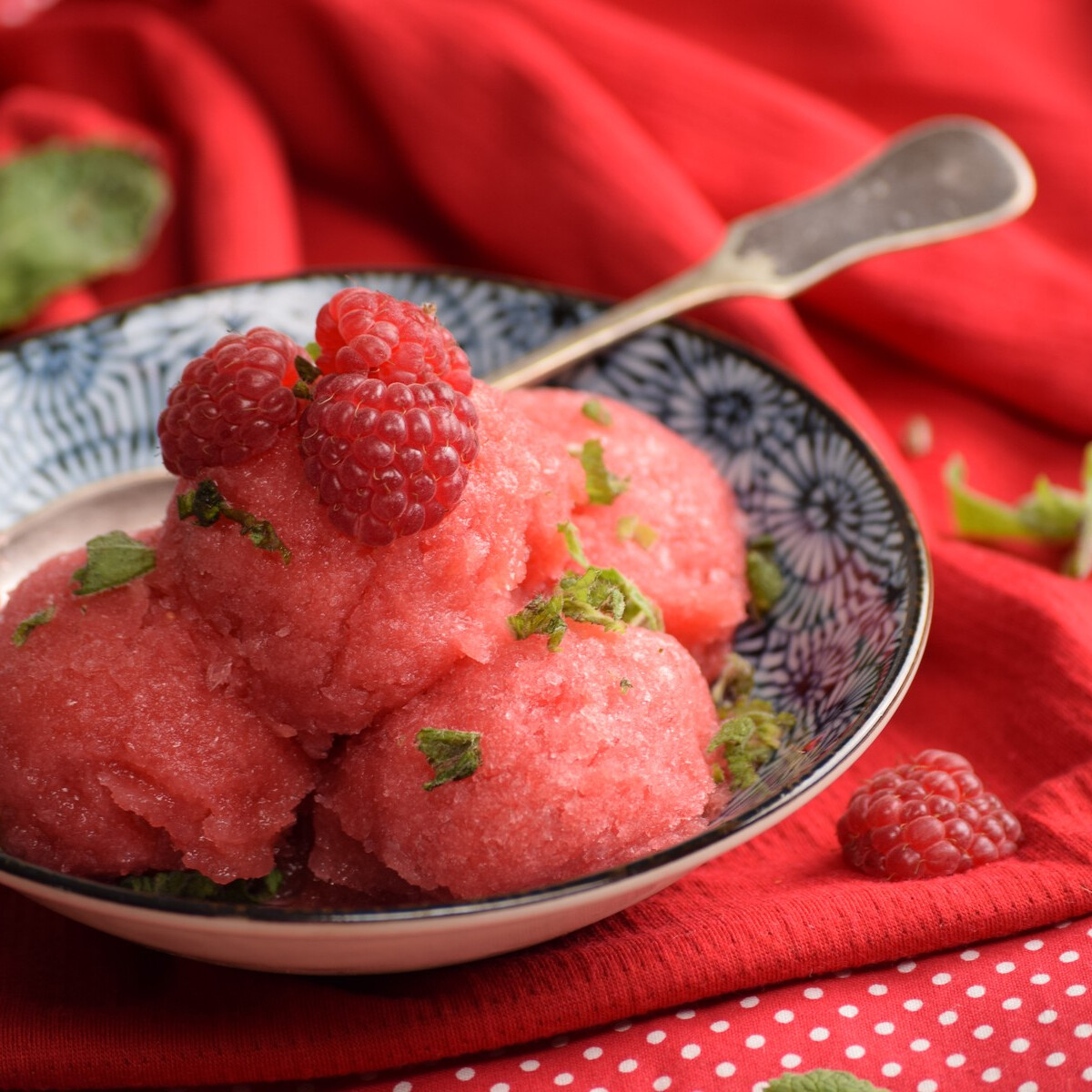 Mit főzzek ma? Újházi-tyúkhúsleves, rántott csirkecomb és hűsítő görögdinnyesorbet kecsegtet málnával