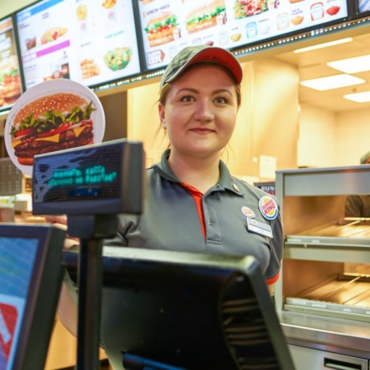 Megmutatjuk, mennyi pénzt ajánlanak a diákoknak a Burger Kingben, KFC-ben és Starbucksban
