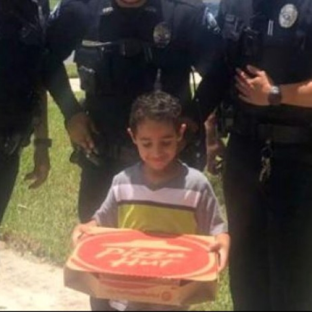 Ez a kisfiú igazi vészhelyzetnek hitte, hogy éhes - Szerinted kitől rendelt pizzát?
