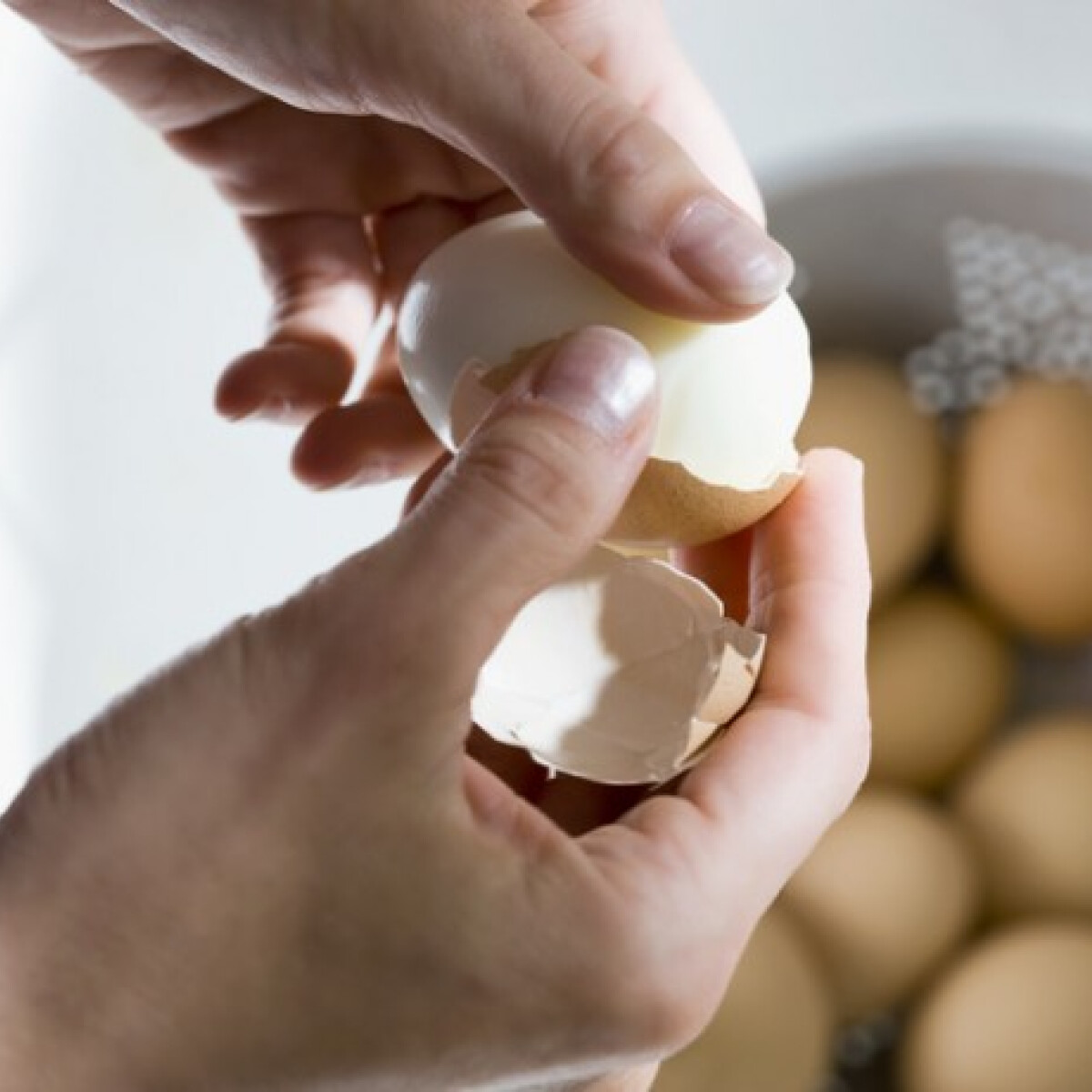 2 nevetségesen egyszerű főtt-tojás-pucoló trükk
