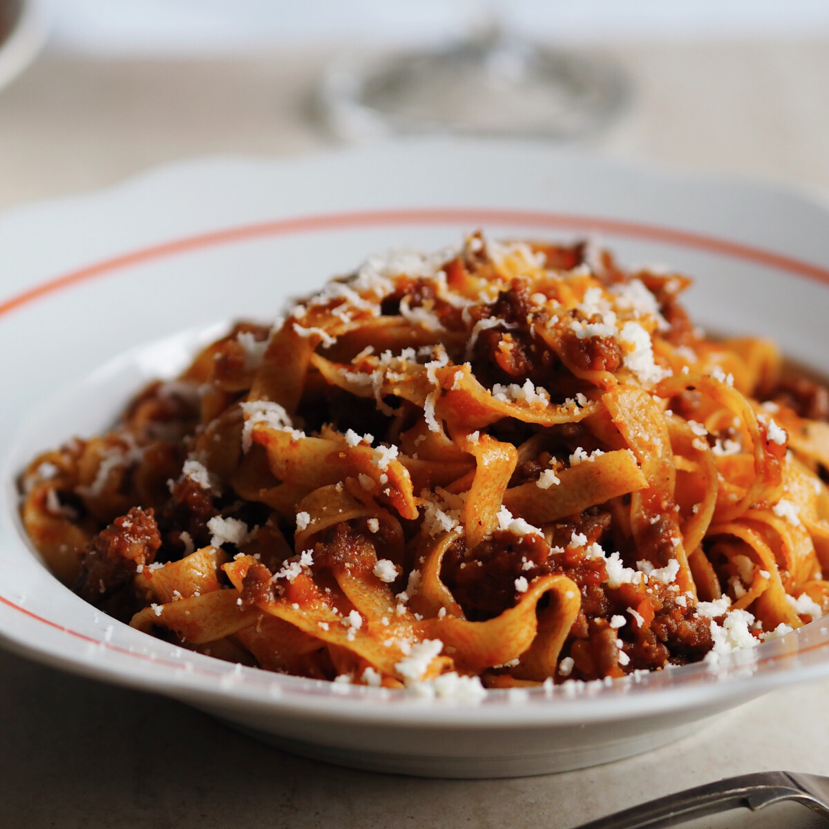Az IGAZI bolognai sosem volt spagetti – Ezek a tökéletes ragu titkai