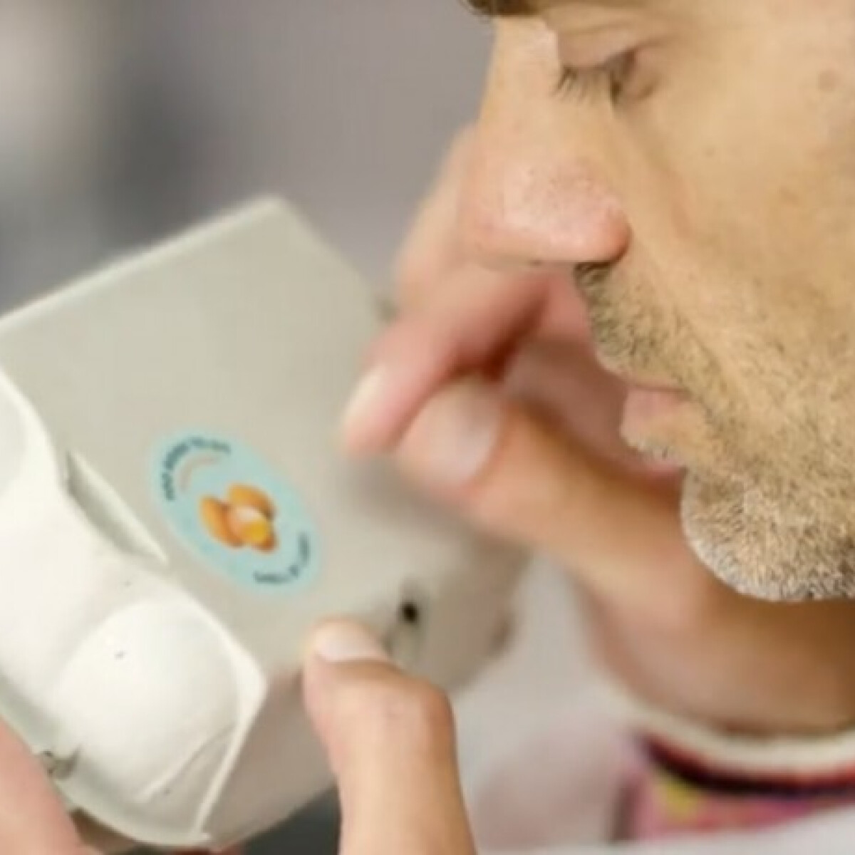 Záptojásszagú matricákat kezdtek el ragasztani a tojásos dobozokra