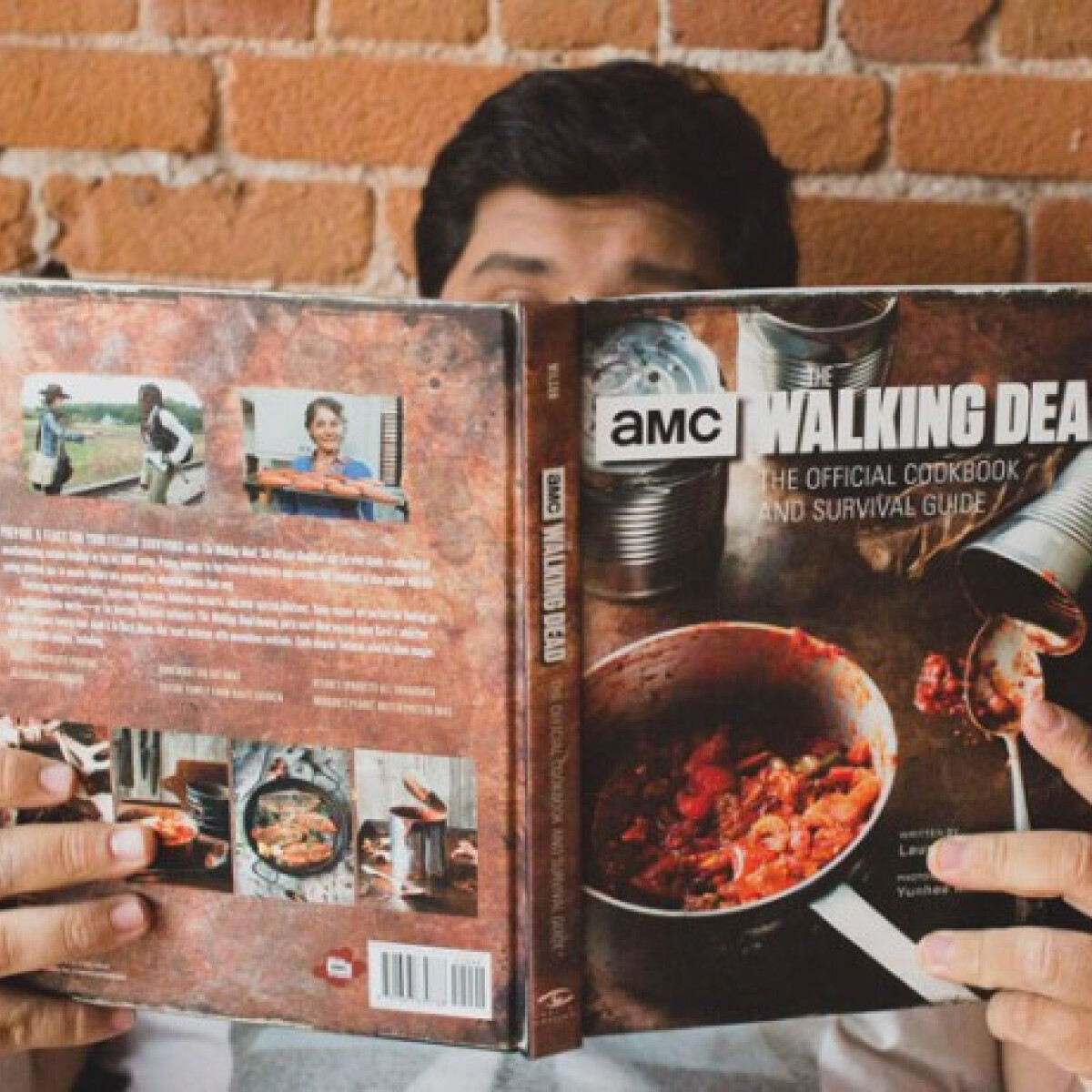 Mindenki vonuljon fedezékbe, Walking Dead-es zombiszakácskönyv érkezik a könyvpiacra