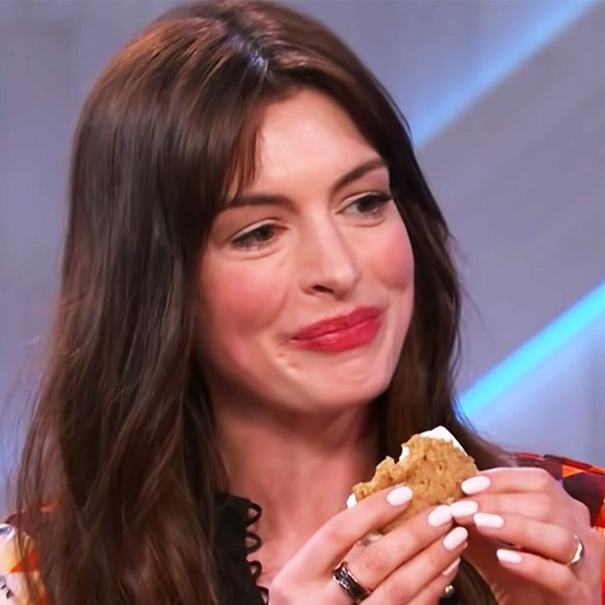 Anne Hathaway cupcake-evő trükkje egyszerűen zseniális