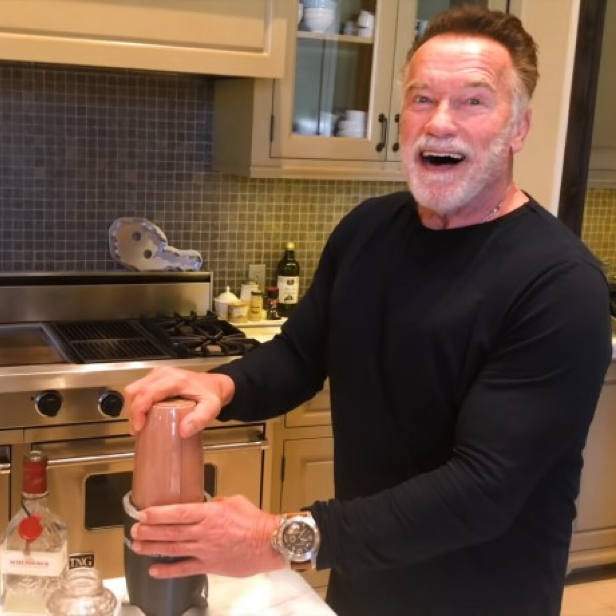 Tényleg ettől az italtól néz ki még mindig tökéletesen Arnold Schwarzenegger?