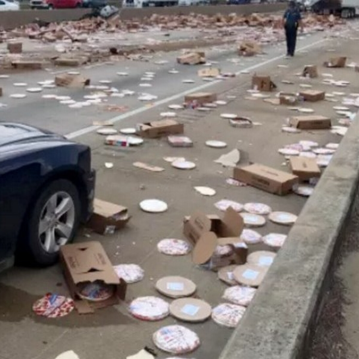 Így néz ki több ezernyi szomorú szétszóródott pizza az amerikai autópályán