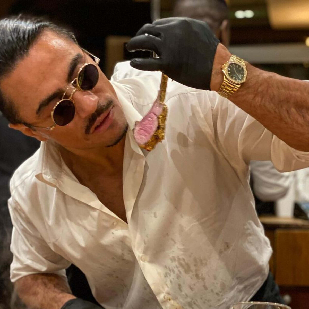 Ennyit fizet Salt Bae, a viccesen sózó fiú beosztottjainak