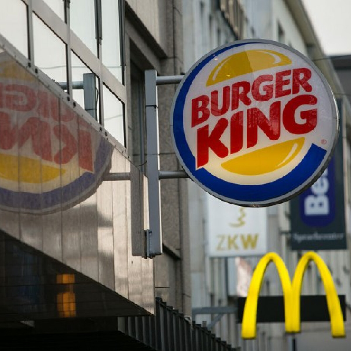 Kislányok üzentek hadat a McDonald's-nak és a Burger Kingnek: a műanyag játékok betiltását kérik